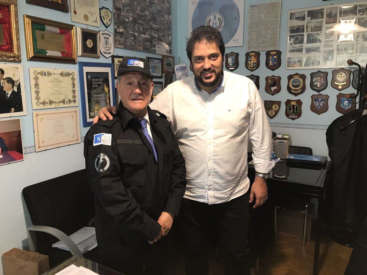 Na foto, Donato Capece, com o fardamento do GIR e Daniel Grandolfo